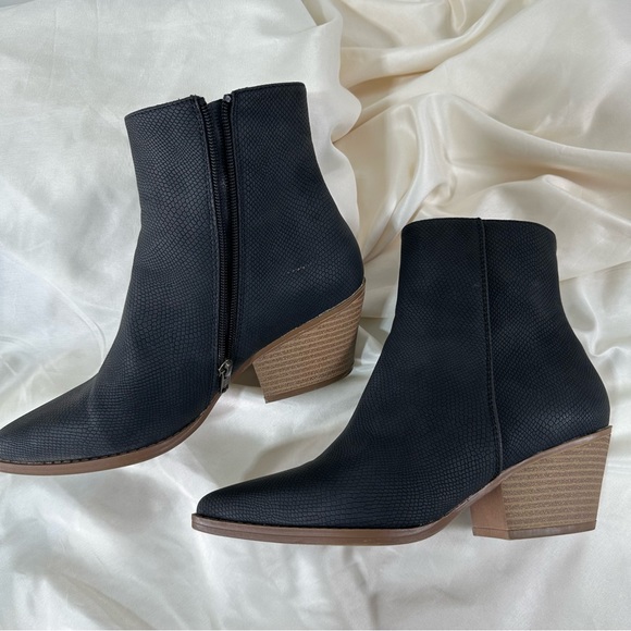 Maurices snake print ankle boots in black size 8 - Picture 3 of 6